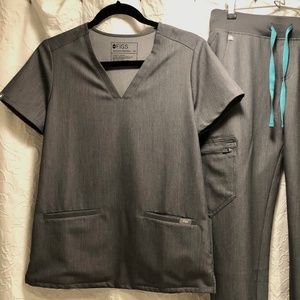 FIGS New/Never Worn XS Casma Scrub Top in Graphite (TOP ONLY)